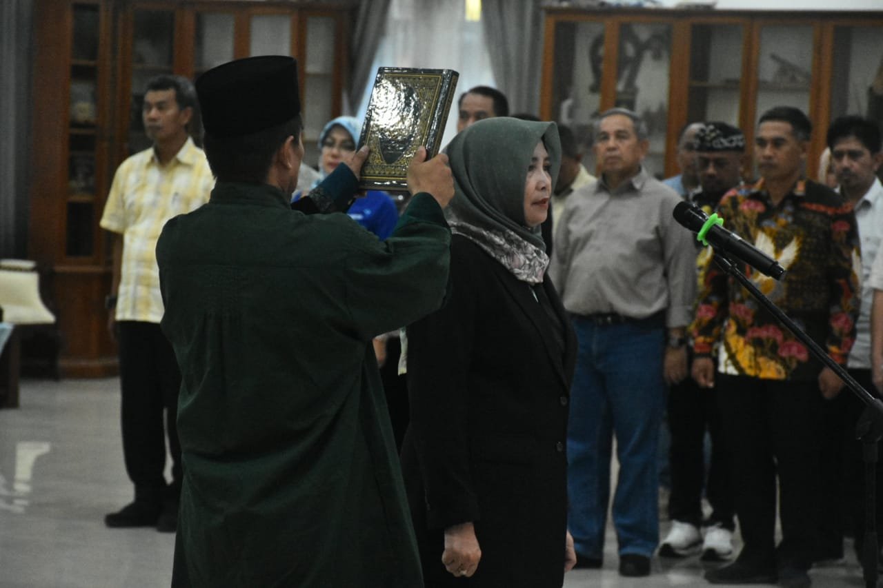 Pelantik Tuti Ruswati sebagai Penjabat Sekretaris Daerah (Pj Sekda) Sumedang