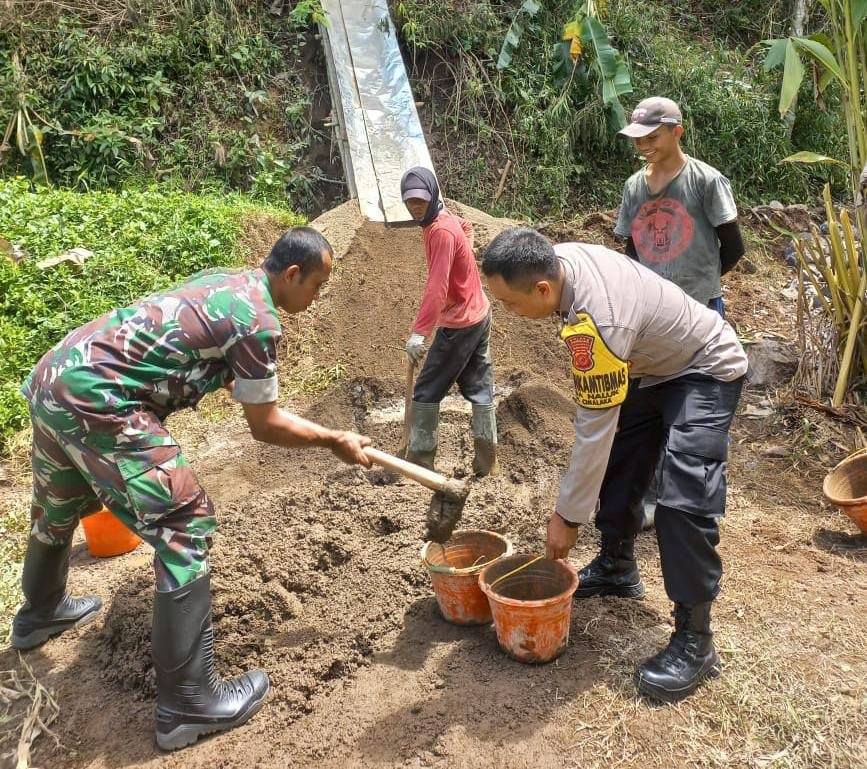 Babinsa dan Babinkamtibmas Desa Naluk Bersinergi Bangun Irigasi