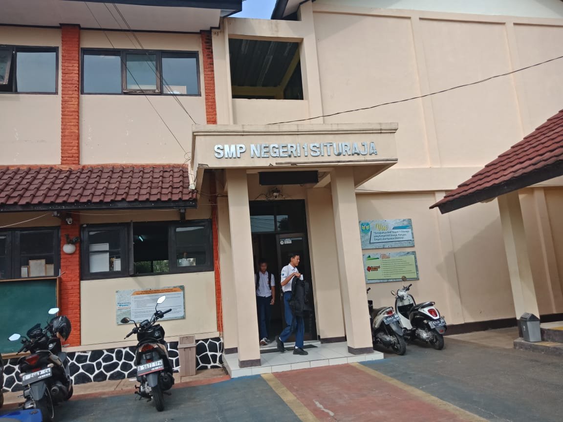 Juara Bola Voli Putra SMPN 1 Situraja