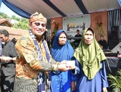 Lima Keluarga di Rancakalong Mendapatkan Voucher Belanja untuk Kebutuhan Pokok