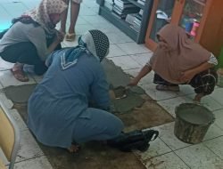 Emak-emak Orang Tua Siswa SDN Pasirimpun Situraja Sumedang Swadaya Plester Ruangan Kelas