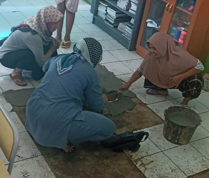 Emak-emak SDN Pasirimpun Situraja Sumedang Swadaya Plester Ruangan Kelas