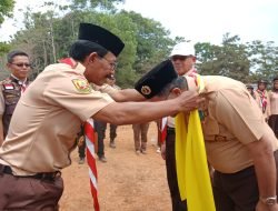 Erwan Setiawan Dikalungi Selendang Umbul Kuning oleh Ketua Kwarran Situraja Sumedang diacara Jamran