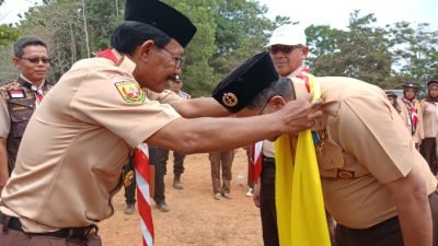 Erwan Setiawan Dikalungi Selendang Umbul Kuning oleh Ketua Kwarran Situraja Sumedang diacara Jamran