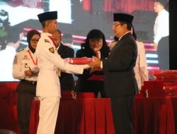 Pj Bupati Sumedang Menerima Duplikat Bendera Pusaka dari BPIP