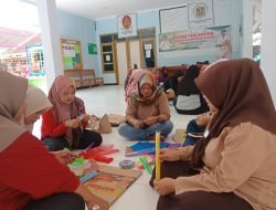 Menunggu Anaknya Sekolah, Emak-Emak di Situraja Sumedang Buat Kerajinan dari Kantong Kresek