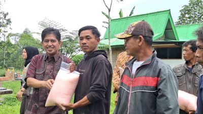 Petani Cisoka Terima Bantuan Alat Pengering dari Komunitas Bergerak Pertamina dan Synersia Foundation