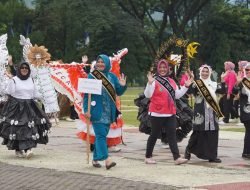 Defile TP PKK Kecamatan Meriahkan Temu Kader PKK se-Kabupaten Sumedang