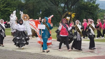 Defile TP PKK Kecamatan Meriahkan Temu Kader PKK se-Kabupaten Sumedang
