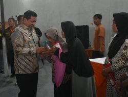 Bupati Sumedang Serahkan Bantuan untuk Warga Terdampak Disposal Cihamerang