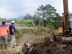 Bupati Sumedang Tinjau Sungai Cimande, Pastikan Penanganan Banjir Dilakukan Menyeluruh