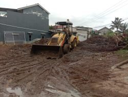 Optimalkan Penanganan Banjir, Sungai Cikeruh Dikeruk Alat Berat