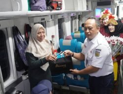 Peringati Hari Kartini, KAI Daop 8 Surabaya Sapa Pelanggan serta Bagikan Ratusan Bunga dan Suvenir