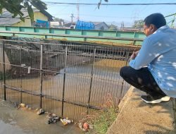 Bupati Pantau Jaring Sampah di Sungai Cimande