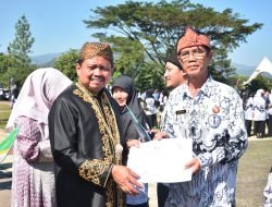 Bupati Dony Berikan Penghargaan Juara Toilet Bersih antar Sekolah