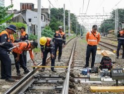 KAI Daop 1 Jakarta Konsisten Tingkatkan Keselamatan Perjalanan KA Lewat Cek Lintas Jalan Kaki