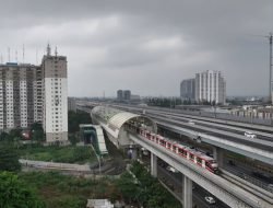 LRT Jabodebek Ajak Pengguna Lebih Waspada dan Manfaatkan Fasilitas Pengering Payung di Stasiun Selama Cuaca Hujan