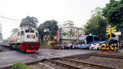 Berhenti Sejenak Ketika Melewati Perlintasan KA demi Keselamatan Bersama