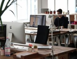 Tips Alokasi Gaji untuk First Jobber: Antara Self-Reward dan Investasi Cerdas