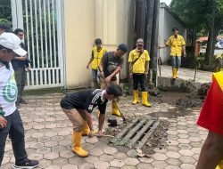 Tinjau dan Bersihkan Saluran Air Mampet di Jalan Prabu Gajah Agung, Bupati Dony Instruksikan Perbaikan Segera
