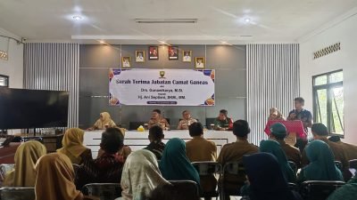 Suasana Haru Iringi Serah Terima Jabatan Camat Ganeas