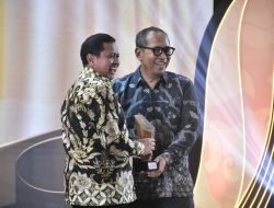 Bupati Sumedang Raih Penghargaan detikJabar Awards 2025