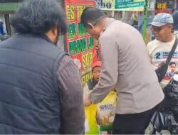 Polres Sumedang Salurkan Santunan di Gerakan Pangan Murah