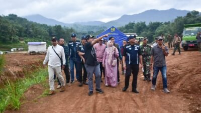 Bupati Dony Tinjau Penanganan Bendung Cihamerang