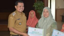 Bupati Dony Serahkan Insentif Kader Posyandu, Tegaskan Peran Strategis di Masyarakat