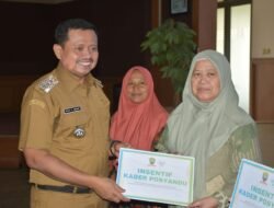 Bupati Dony Serahkan Insentif Kader Posyandu, Tegaskan Peran Strategis di Masyarakat