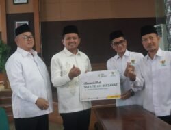 Penyerahan Zakat Mal Warnai Peringatan Nuzulul Quran di Sumedang