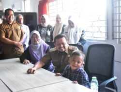 Bupati Dony Bantu Perbaikan Rumah Fikri, Salurkan Dana Pribadi