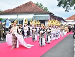 Ribuan Warga Padati Kirab Budaya Tatar Sunda, Mahkota Binokasih Jadi Sorotan