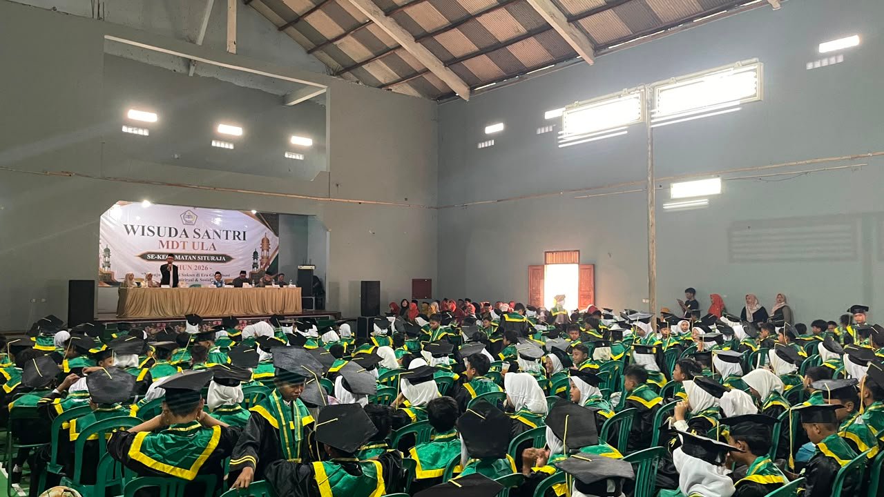 298 Santri MDT Situraja Diwisuda
