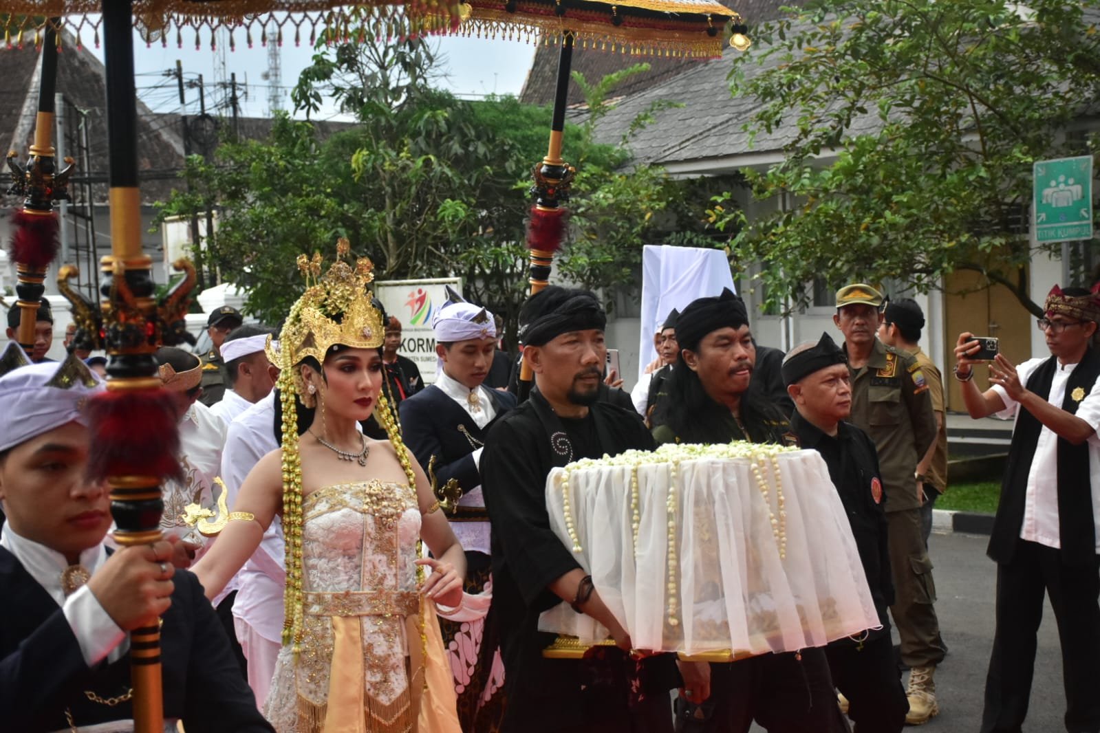 Kirab Mahkota Binokasih Kembali ke Sumedang