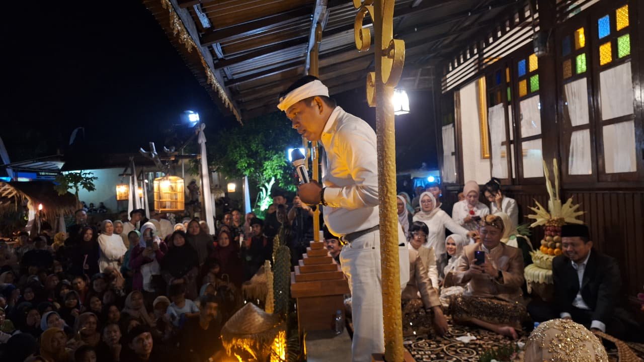 rumah bambu dan kayu Sunda