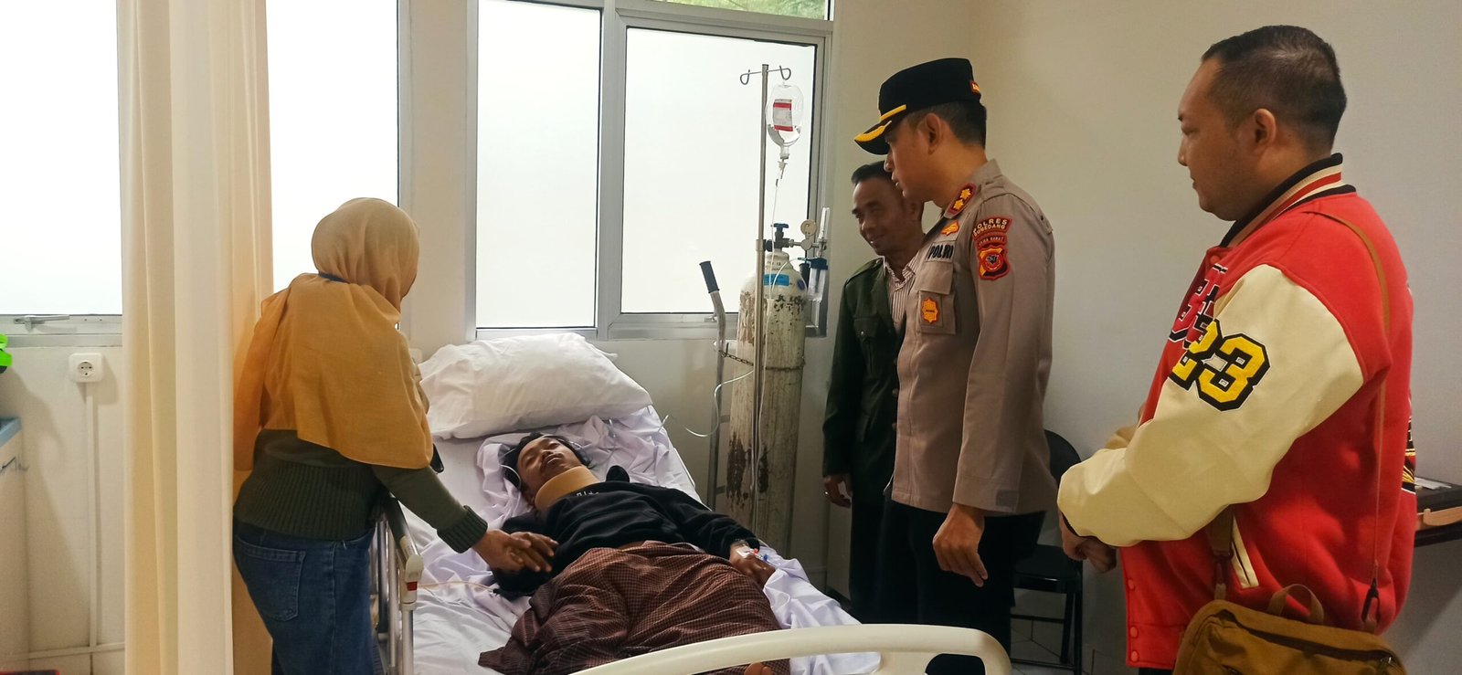 Kapolres Sumedang jenguk korban pohon tumbang