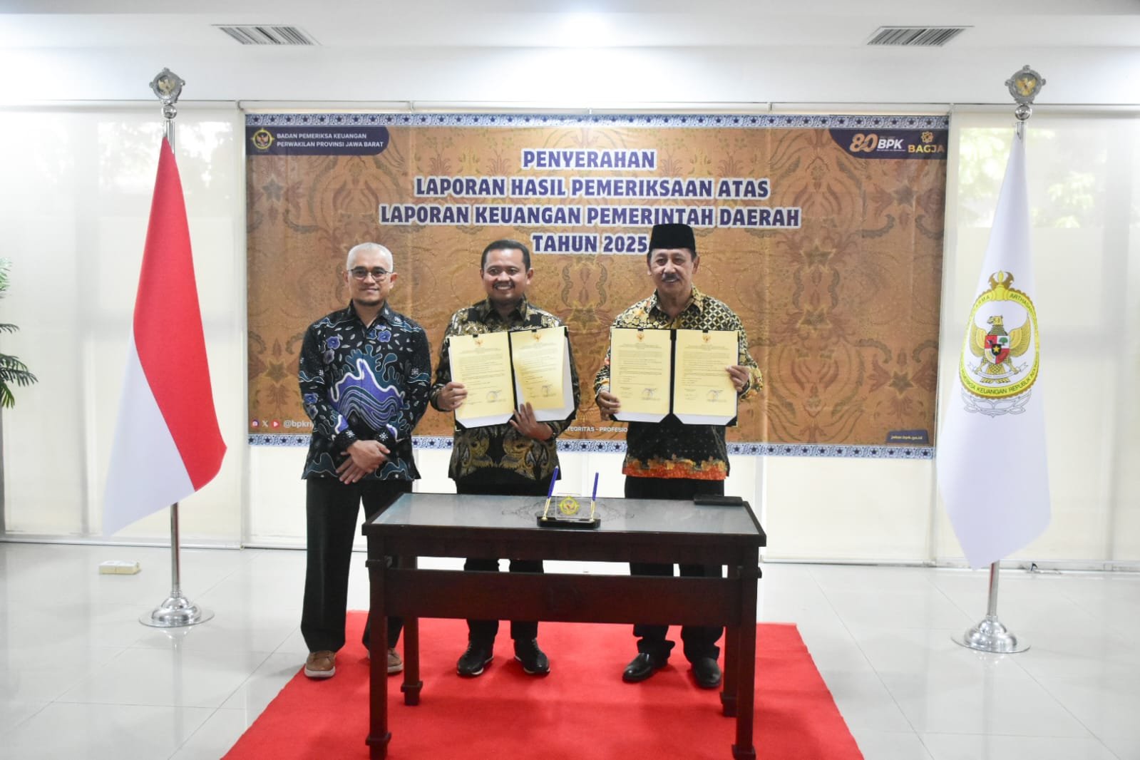 Bupati Dony Ahmad Munir menerima opini WTP dari BPK Jawa Barat