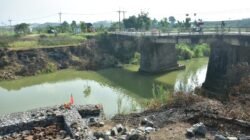 Bupati Dony Tinjau Pembangunan Jembatan Sasak Beureum, Targetkan Konektivitas Ujungjaya Makin Lancar