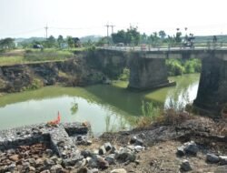 Bupati Dony Tinjau Pembangunan Jembatan Sasak Beureum, Targetkan Konektivitas Ujungjaya Makin Lancar