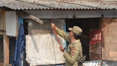 10 Bangunan Liar di Perempatan Barak Sumedang Ditertibkan