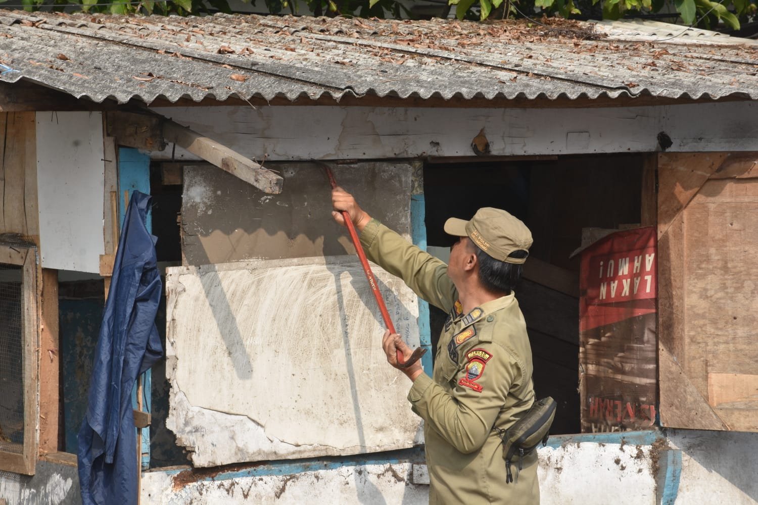 10 Bangunan Liar di Perempatan Barak Sumedang Ditertibkan