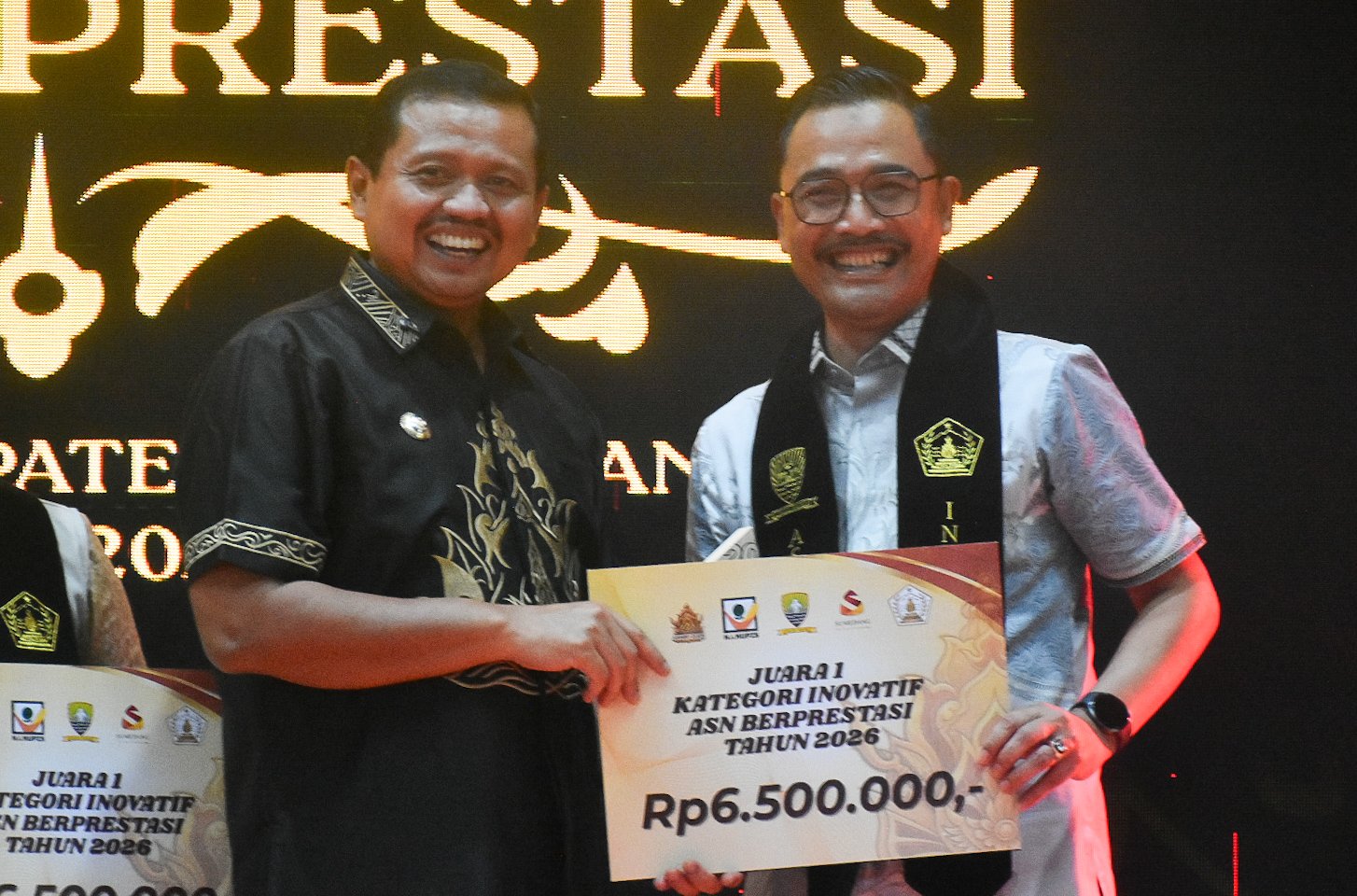 Bupati Sumedang menyerahkan penghargaan kepada ASN berprestasi Tahun 2026.
