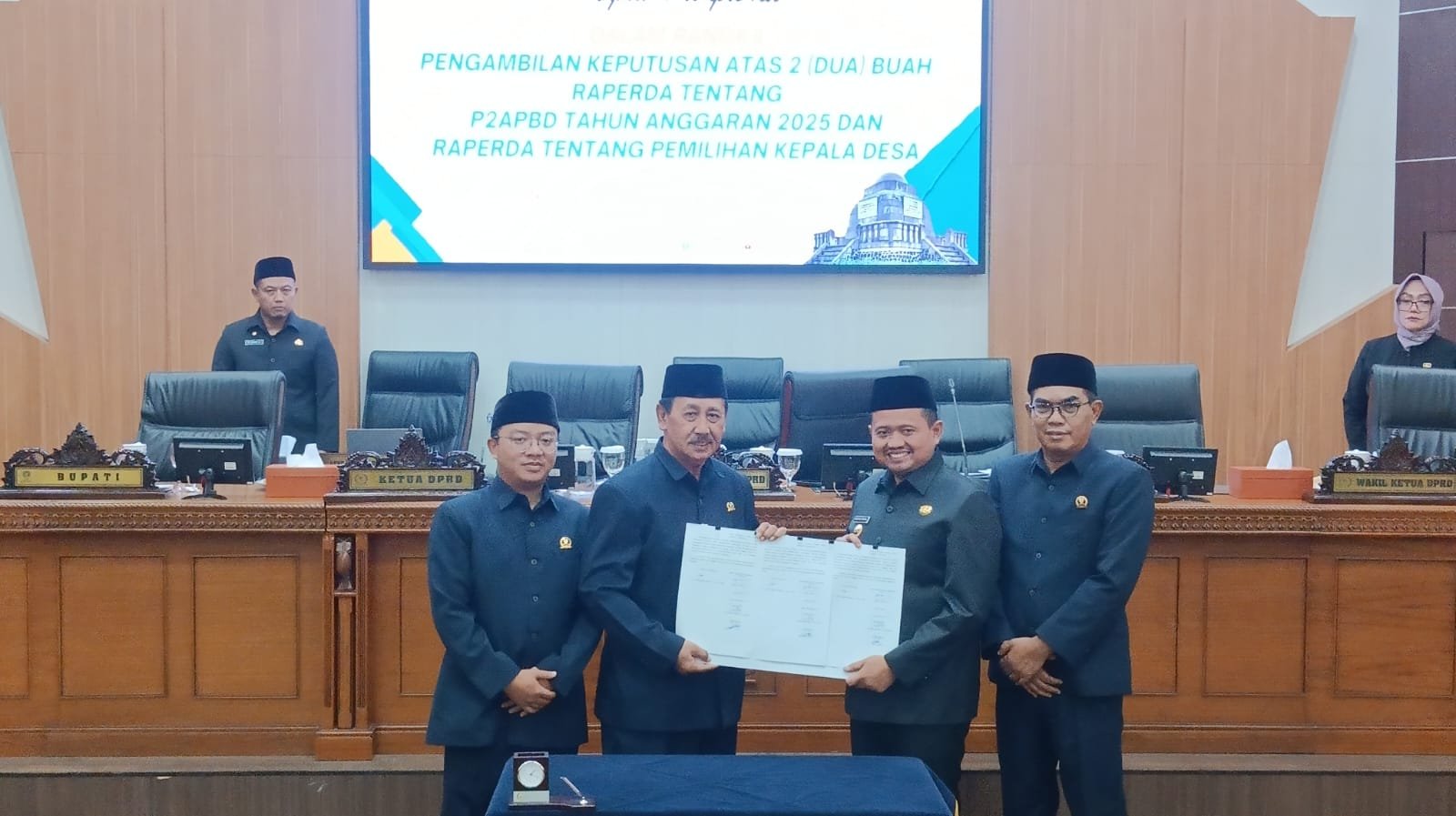 Rapat Paripurna DPRD Kabupaten Sumedang mengesahkan dua Raperda strategis Tahun 2026.