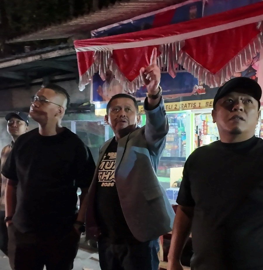 Bupati Dony meninjau perbaikan lampu PJU Cadas Pangeran Sumedang
