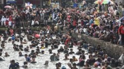 Ribuan Warga Sumedang Serbu Kolam Al Kamil, 1,5 Ton Ikan Jadi Rebutan Saat HUT RI ke-81