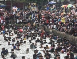Ribuan Warga Sumedang Serbu Kolam Al Kamil, 1,5 Ton Ikan Jadi Rebutan Saat HUT RI ke-81