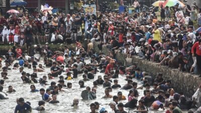 Ribuan Warga Sumedang Serbu Kolam Al Kamil, 1,5 Ton Ikan Jadi Rebutan Saat HUT RI ke-81