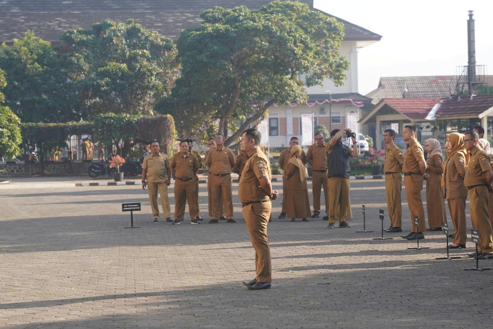 Budi Rahman memberikan arahan kepada ASN Sumedang terkait pengentasan kemiskinan dan PAD