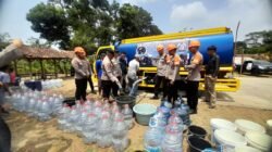 Tiga Bulan Kekeringan, Warga Perum Griya Permata Cimalaka Mulai Kesulitan Air Bersih, Brimob Beri Bantuan